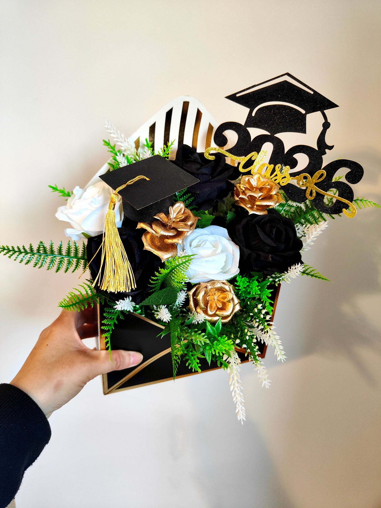 Black White Gold Artificial Flower Graduation Envelope Gift 2026 – Class of 2026