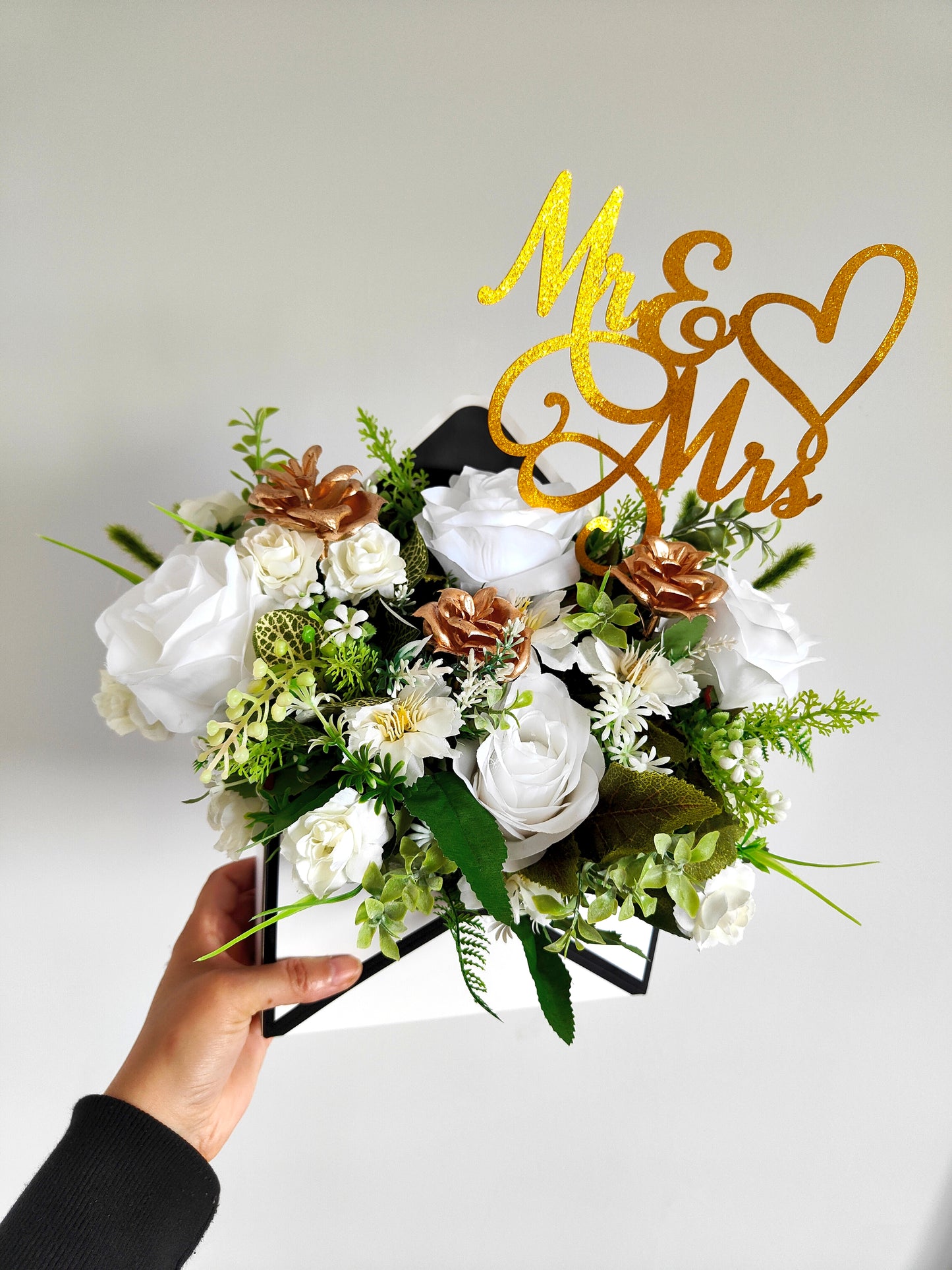 Mr & Mrs Artificial Flower Envelope – White & Gold