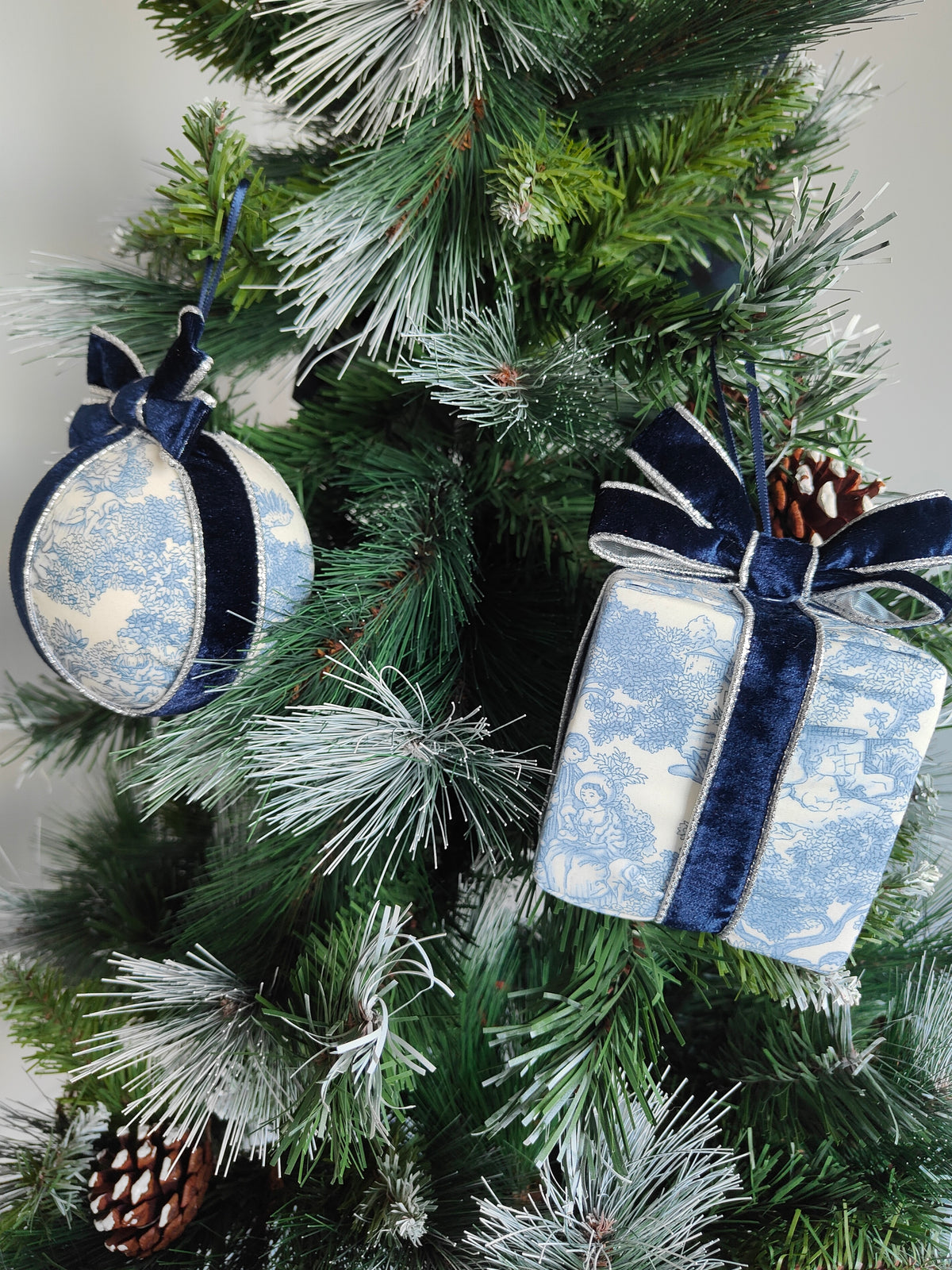 Blue Toile de Jouy Handmade Christmas Tree Bauble Decorations Round
