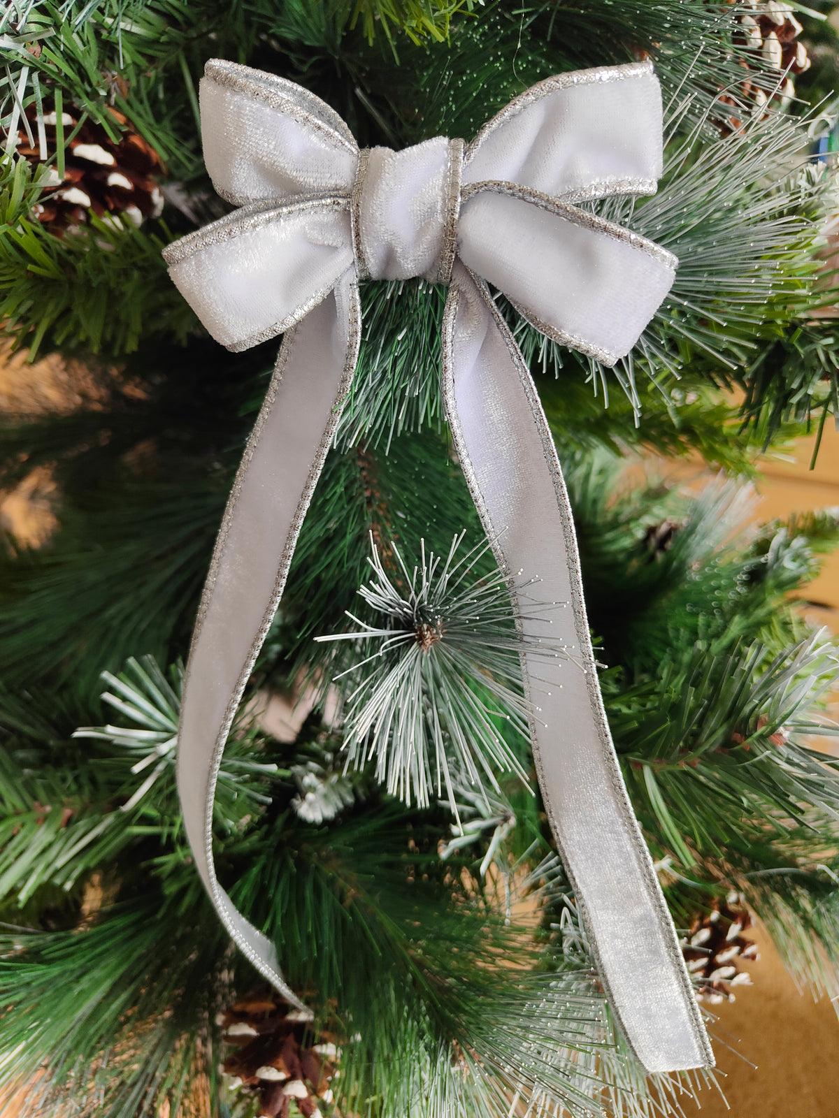White Velvet Christmas Tree Bow with Silver Trim – 4 Inch